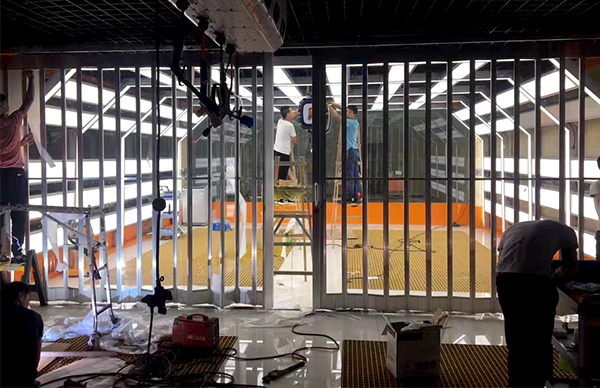 折叠水晶卷帘门安装